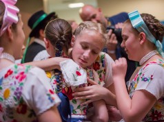 Apró csizmák, sok masni, és még több kacaj