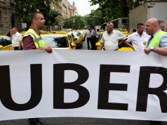 Taxistüntetés – Jelentősen lelassult a haladás a Deák Ferenc tér környékén