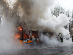 Kigyulladt egy autóbusz a 7-es főúton