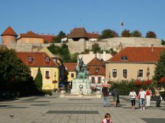 Beszakadt az egri Dobó téri szökőkút egy tűzoltóautó alatt