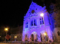 Kékbe borult Kecskemét főtere