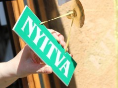 Újra nyitva lehetnek a boltok vasárnap