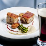 Császárhús, zellerpüré, ceruzabab, konfitált burgonya, száraz, enyhén csokoládés ízvilágú, sötét lágerrel