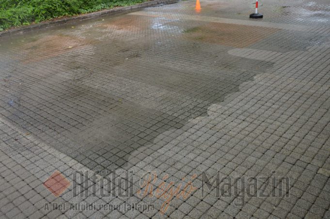 Csillog az út a Főtéren!