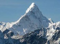 Rekord számú hegymászó a világ tetején