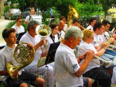 Rendhagyó szombat a Wojtyla Ház előtt