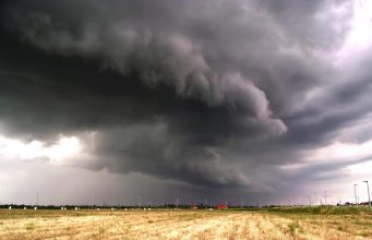 Vihar – Hétfőre is csaknem az egész országra figyelmeztetéseket adott ki a meteorológiai szolgálat