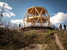 Átadták a Guckler Károly-kilátóközpontot és a Hármashatár-hegyi turistaházat