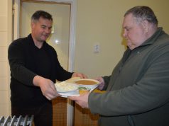 Wojtyla népkonyha: Németh Ferenc és Kocsis Pál hívta meg szeretetebédre a szegényeket