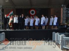 Ünnepi műsor a Városháza előtt