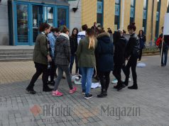 Flashmob a Kecskeméti Katona József Könyvtár előtt