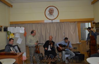 Csík János és barátai vidám koncertje a Wojtyla Házban
