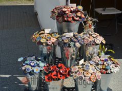 Színes kirakodó vásár a Hirös Agóra Kulturális Központ előtti téren