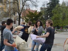 Hatalmas párnacsata party Kecskemét Főterén