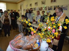 Sonkát, tojást és kalácsot áldott meg a Wojtyla Házban a kalocsa-kecskeméti érsek