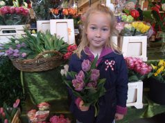 Nagy virágválasztékkal várja Anyák napján a vásárlókat a Piaccsarnok