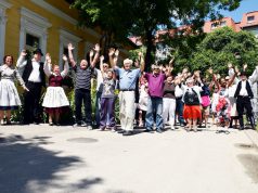 Tűzön-vízen át táncoltak a Wojtyla Ház előtt