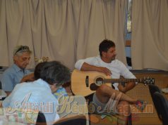 Közös éneklés gitárzene kíséretében a Wojtyla Házban