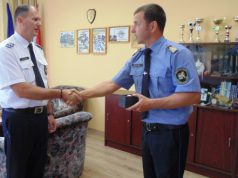 Elismerés és köszönet a fegyőrből lett rendőrnek