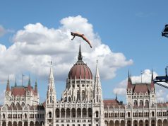 Elkezdődött az óriás ugrótorony bontása