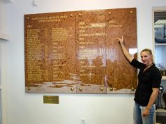 Vad Ninetta neve is a márványtáblán