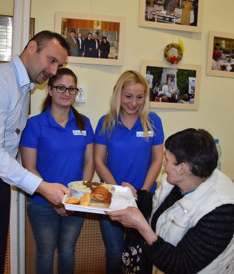 A Fókusz Takarék munkatársai osztottak ebédet a Wojtyla Házban