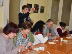 Tojásokat festett Zsigóné Kati a Wojtyla Ház gondozottaival