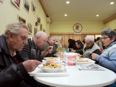 A roma önkormányzat osztott ebédet a Wojtyla Ház szegényeinek
