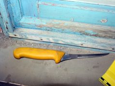 Három férfit szúrt meg