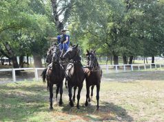 Lovas betyárok tartottak bemutatót a helvéciai pusztában