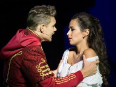 Nagy sikere van „A beszélő köntös” című musicalnek a Kecskeméti Katona József Színházban