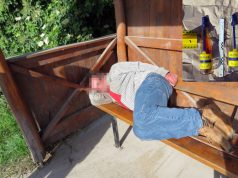 MÉG A TETTHELYEN FELHÖRPINTETTE