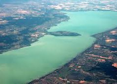 Új trend a balatoni ingatlanpiacon Divatba jöttek a rönkházak