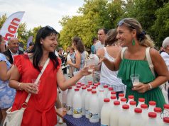 Kecsketejben fürösztik a gólyákat Kecskeméten