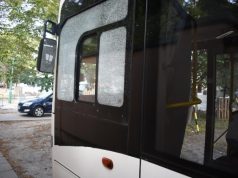 BETÖRTE A BUSZ ABLAKÁT