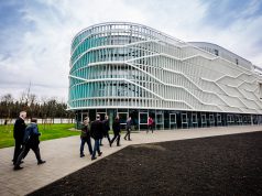 A Mercedes gyár vezetői tettek látogatást a Neumann János Egyetemen