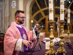 Több százezer idős ember számára jelenthet megoldást a digitális mise