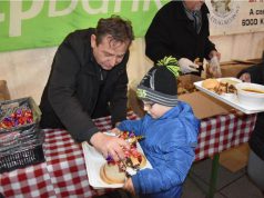 Karácsony első napján is ételt osztottak a főtéri Wojtyla-sátorban