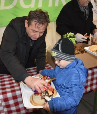 Karácsony első napján is ételt osztottak a főtéri Wojtyla-sátorban