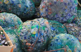 A PET-palackok betemetnék a párizsi Effiel-tornyot