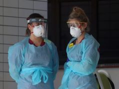 Hatmillió maszk és hárommillió gumikesztyű érkezett Kínából