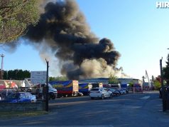 Egy energia-, üdítő- és alkoholos italokat gyártó cég telephelyén kigyulladt egy több ezer négyzetméter alapterületű raktárépület tetőszerkezete-Izsák