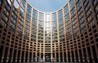 Csütörtök, 9:00 óra: Koronavírus – vita a magyarországi vészhelyzeti intézkedésekről és demokráciáról
