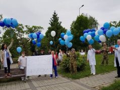 Kétszáz kék lufi szállt a magasba az ápolók tiszteletére