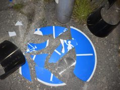 LÁMPÁT ÉS TÁBLÁT RONGÁLT – A JÁRŐRÖK TETTEN ÉRTÉK