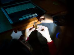 „VALAKI LAKIK A VÁROS ALATT” SZABADULÓSZOBA