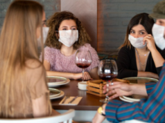 Operatív törzs: a szórakozóhelyeken és a vendéglátásban is kötelező lesz a maszkhasználat