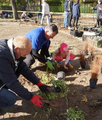 Széleskörű összefogással zárta a Kecskeméti Szent László Lions Club az Érzékelések kertje első ütemét.