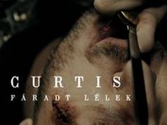 Akcióklipben tér vissza Curtis- parádésan alakít