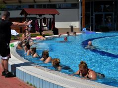 Hosszú szünet után újra programok várják a fürdőzőket – Tiszakécskén is sokakat megmozgatott az egészség
